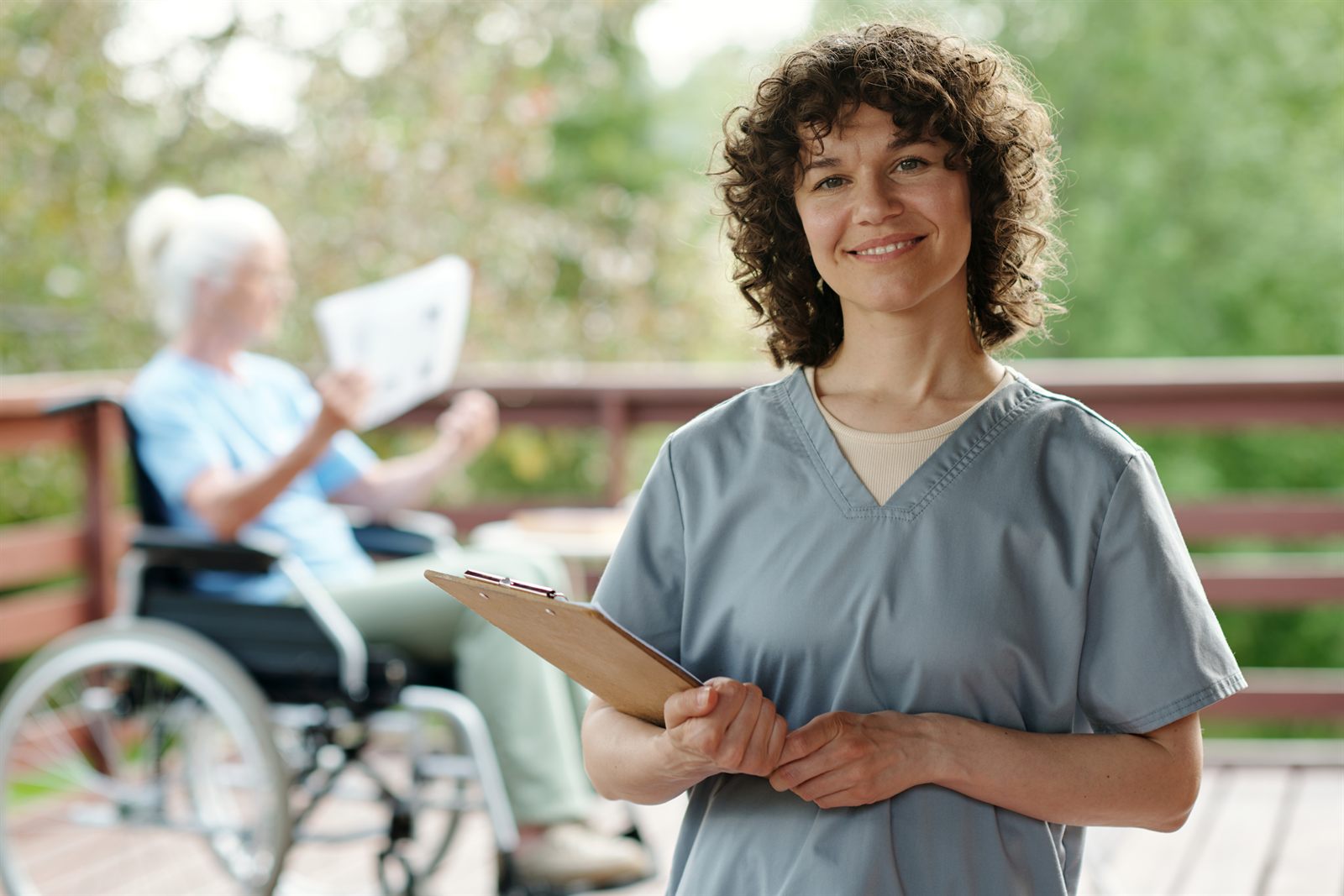 A healthcare social worker supporting a patient in a hospital care setting